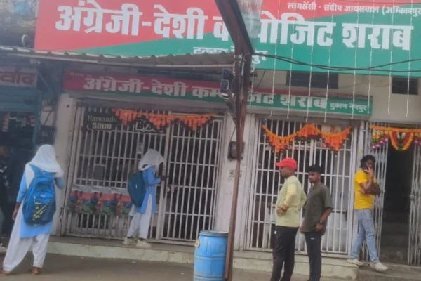 MP के मंडला में स्कूल यूनिफार्म में शराब खरीदती छात्राओं का वीडियो वायरल, दुकान पर कार्रवाई की तैयारी